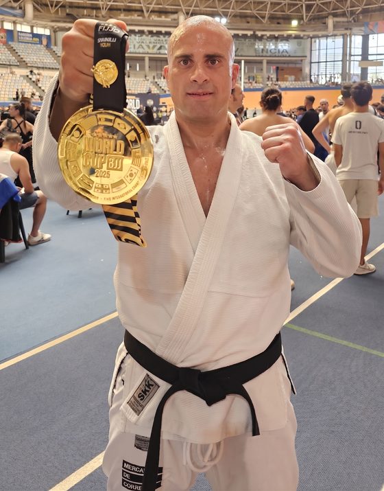 Mauricio Gasparetto en el podio de la World Cup 2025 de Jiu-Jitsu